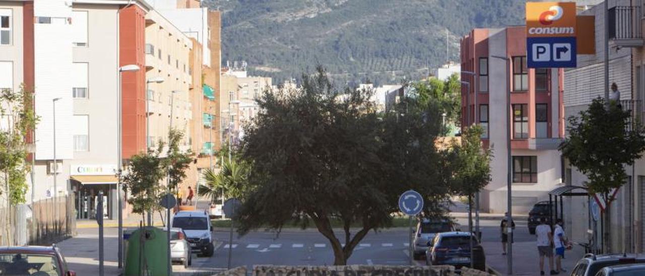 Una de las calles principales de entrada a l’Alcúdia de Crespins, en una imagen de archivo. | PERALES IBORRA