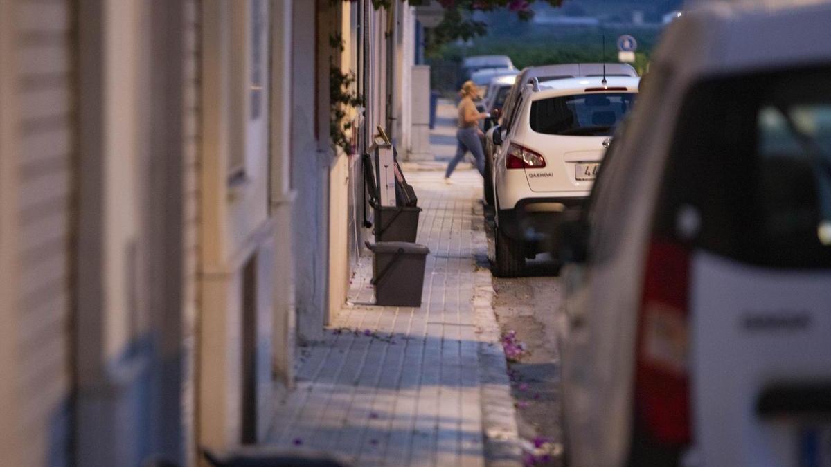 Cubos de recogida del sistema puerta a puerta en una calle de Alcàntera.