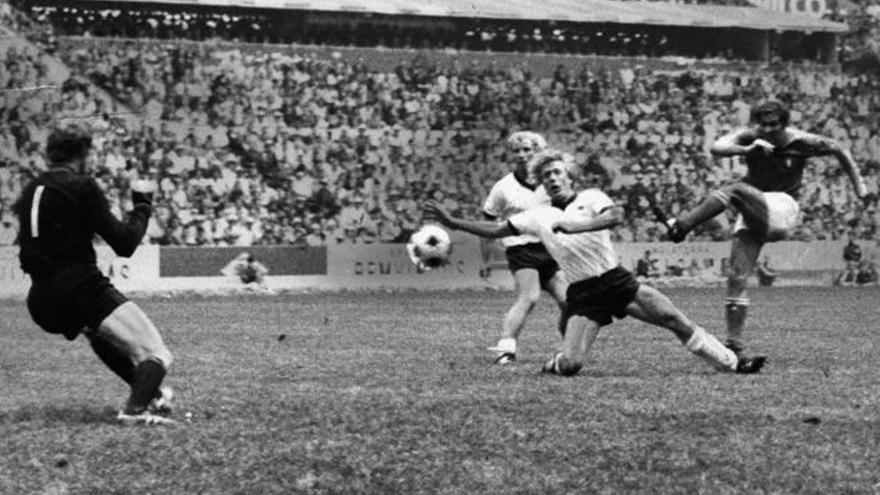 Burgnich marca contra Alemania en la semifinal del Mundial de 1970.