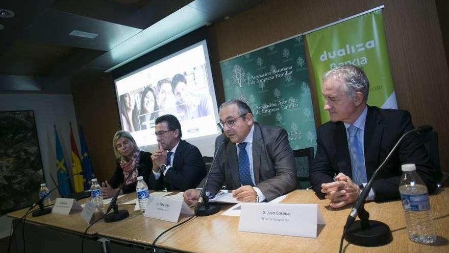 Por la izquierda, Belén Martín (directora corporativa de Empresas Norte de Bankia), Genaro Alonso (consejero de Educación), Juan Corona y Pedro Ortea.
