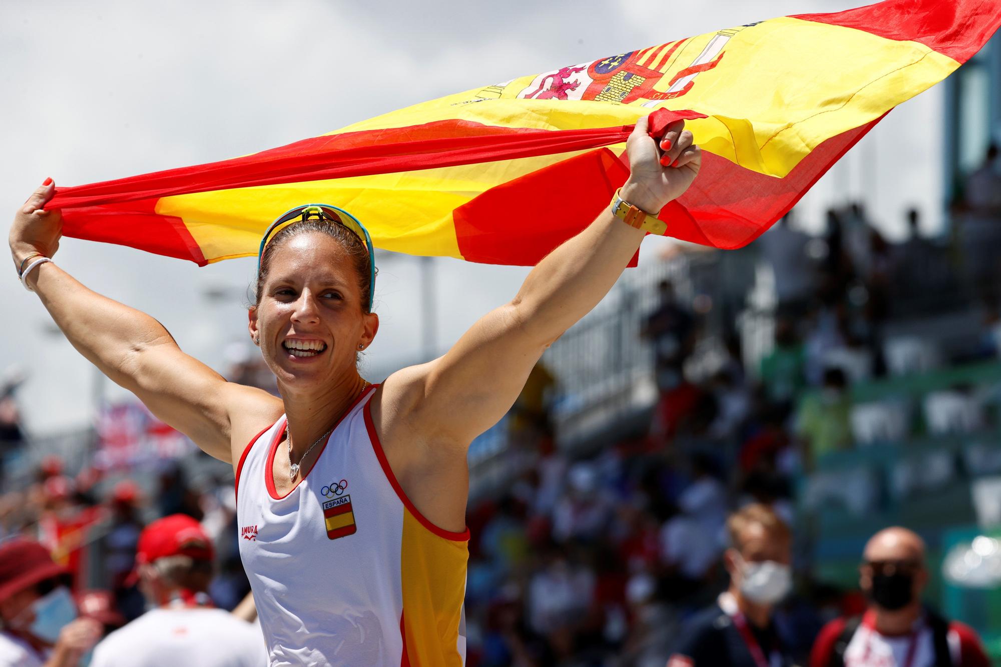 Teresa Portela posa con la bandera de España tras su plata en Tokio