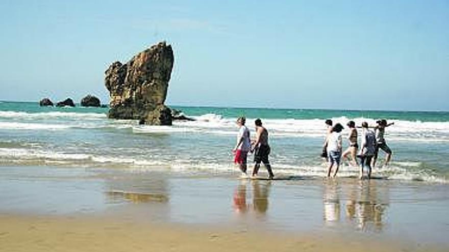 Bañistas en la playa de Aguilar.