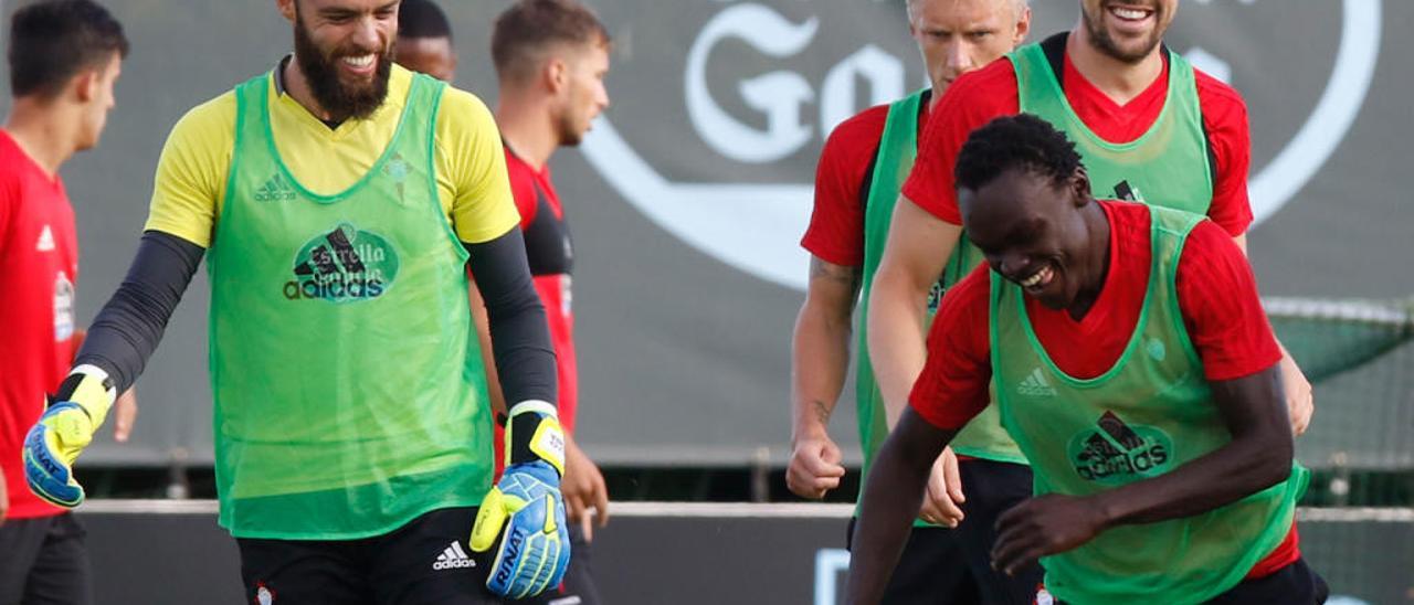 Sergio y Fontás bromean con Pione Sisto en A Madroa. // Alba Villar