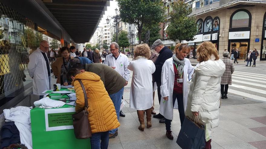 Recogida de firmas en la calle Uría de Oviedo.