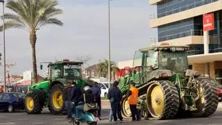 El campo saca a la calle más de 700 tractores sin autorización y atasca los accesos a la capital