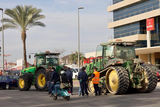 Las imágenes de la protesta de agricultores que ha colapsado el tráfico en Murcia