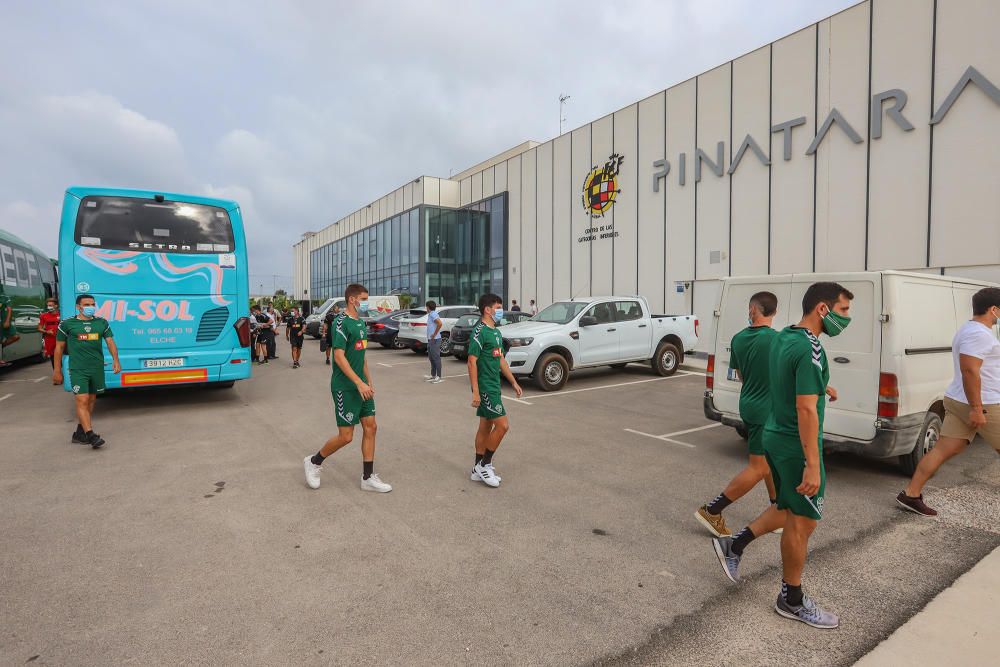 Se trata de su primer entrenamiento en este complejo deportivo para preparar el partido de mañana (22.00) en el Martínez Valero frente al Real Zaragoza.