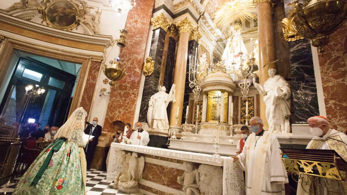 Llegada de la Fallera Mayor Infantil 2021 a la plaza de la Virgen en la Ofrenda