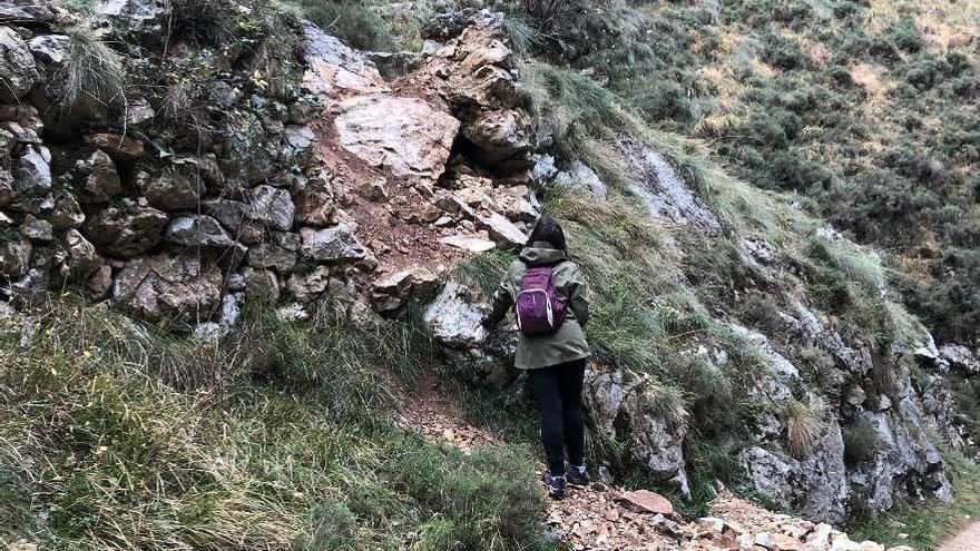 Una paseante camino del Bulnes, en los Picos de Europa.