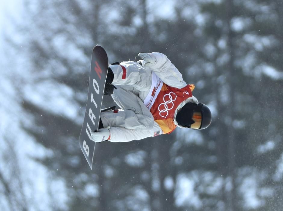 El estadounidense Shaun White, durante su calificación para la final de 'halfpipe' de Snowboard