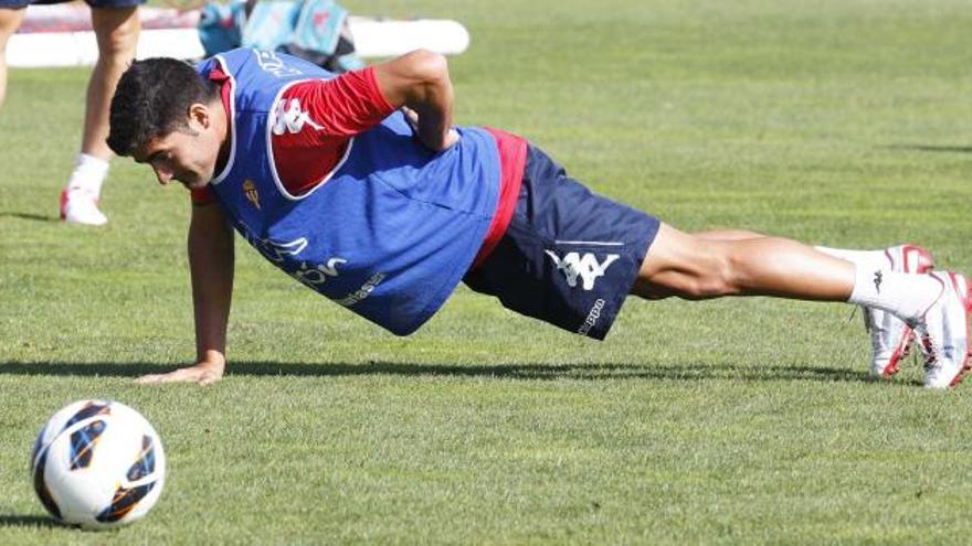 Carmona hace flexiones durante el entrenamiento de ayer.