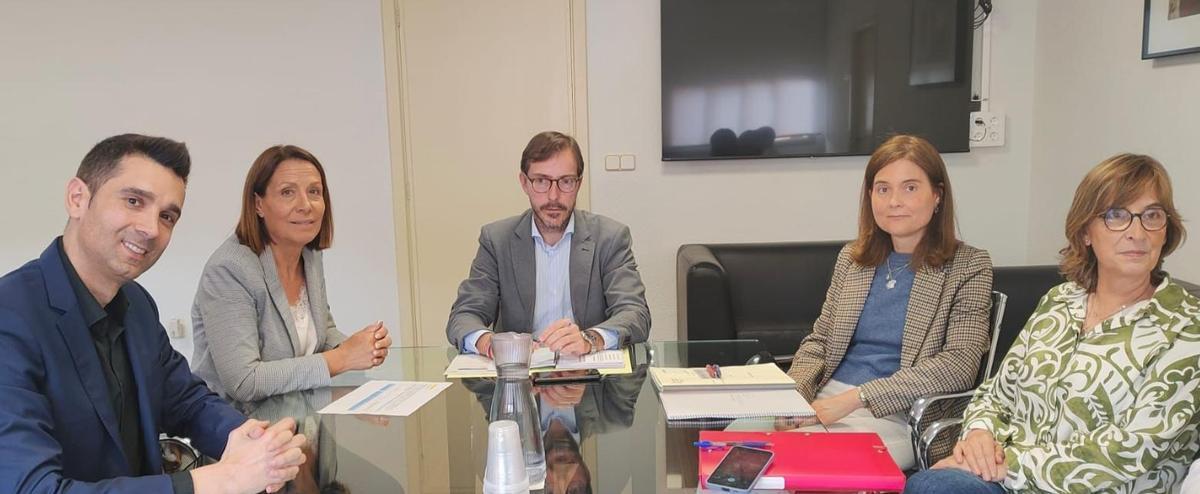 Reunión para conocer el estado del Pla Edificant en Oliva.