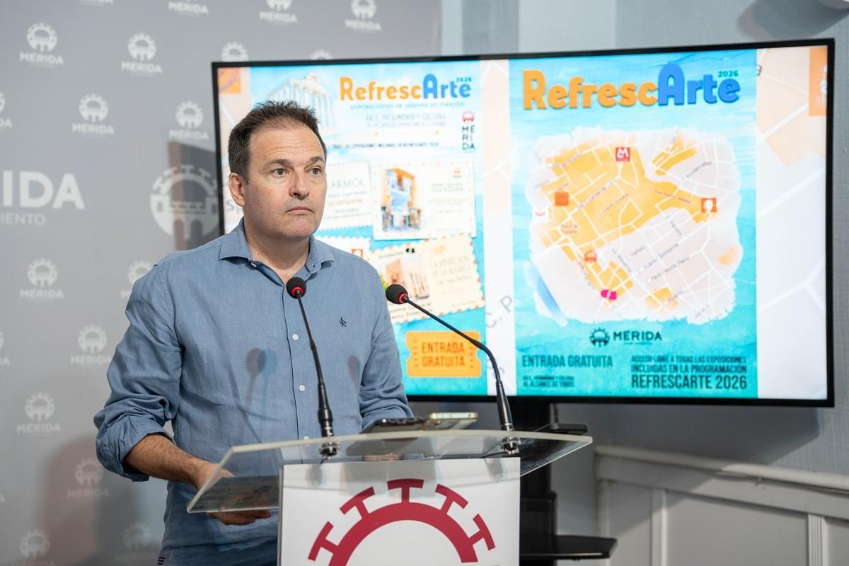 El delegado de Cultura, Antonio Vélez, durante la presentación de la red “Refrescarte” en Mérida.