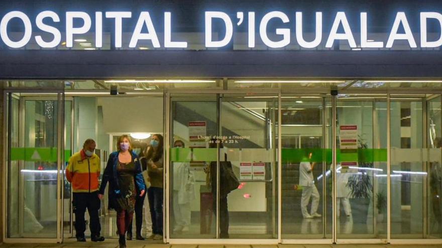 La consellera Alba Vergés sortint de l&#039;Hospital d&#039;Igualada |