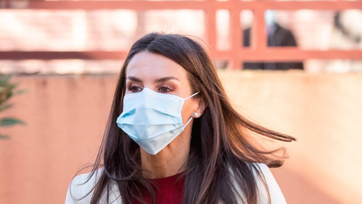 El look de la reina Letizia con jersey y falda de Hugo Boss y abrigo blanco de Felipe Varela