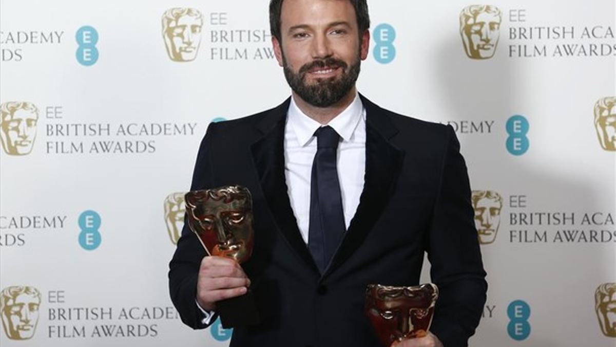 Ben Affleck posa con los dos galardones que ha obtenido en los premios Bafta