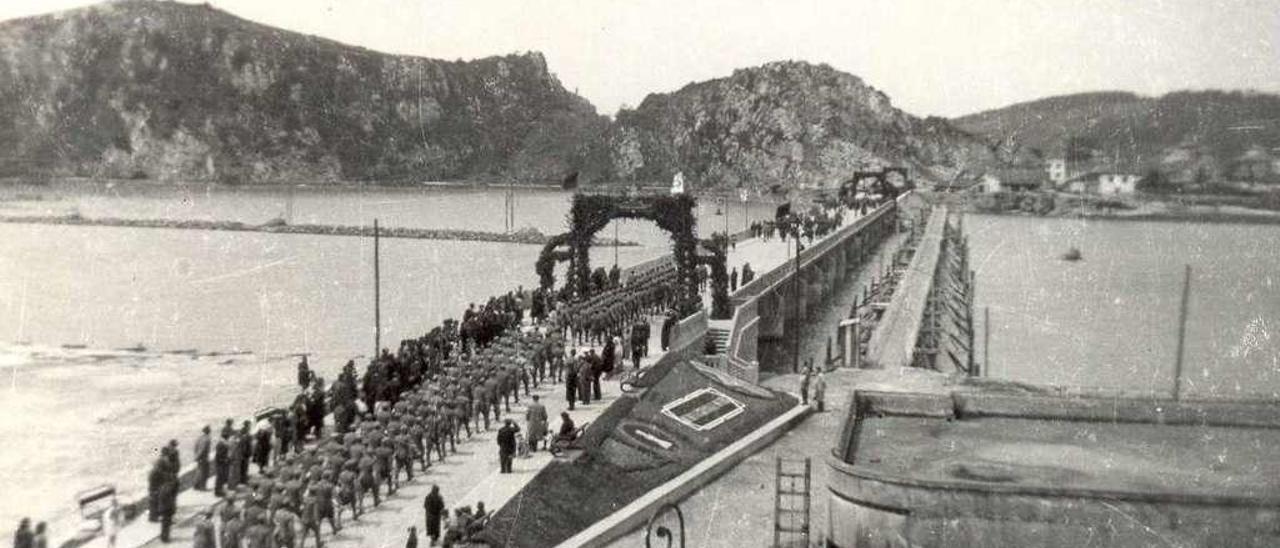 Desfile militar durante la inauguración del actual puente en el año 1940.