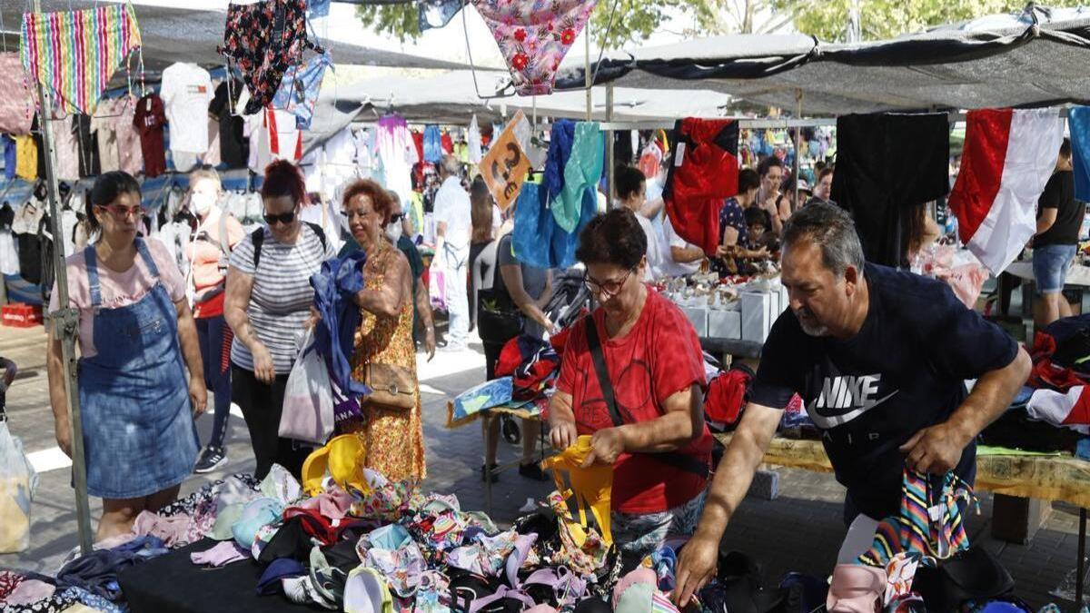 Vendedores y clientes en un mercadillo de Córdoba.