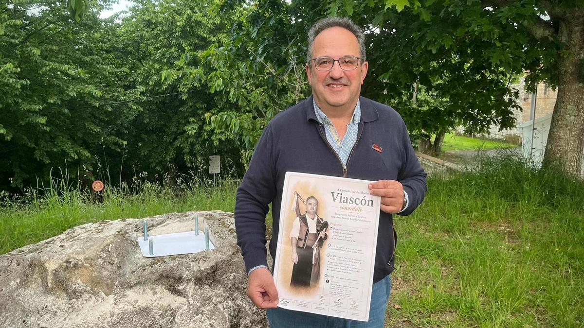 Ernesto Filgueira, presidente da Comunidade de Montes de Viascón, co cartaz do homenaxe.
