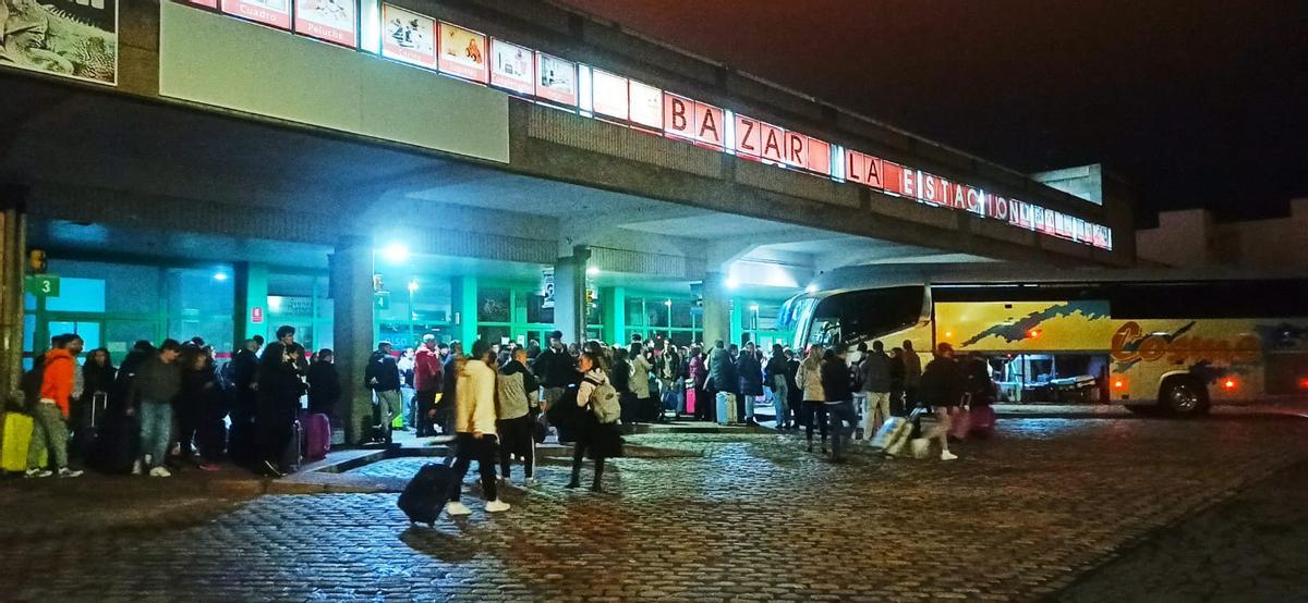 Personas esperando la salida de autobuses de la estación de Plasencia, este domingo.