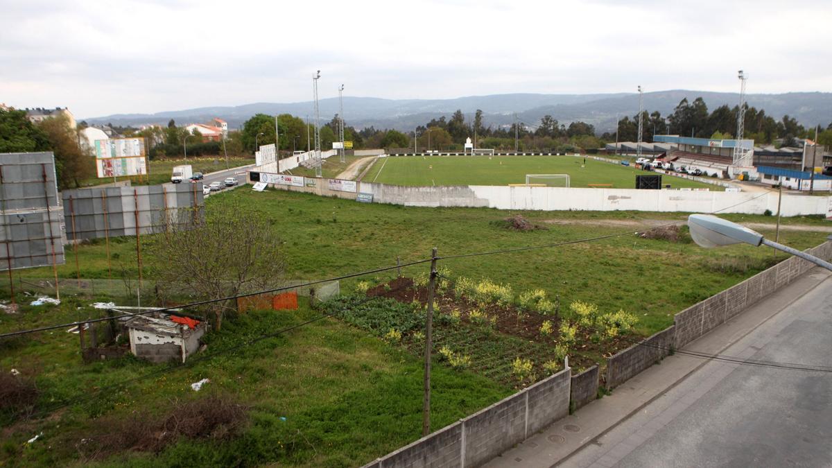 Antigua imagen de A Baiuca, todavía con el campo de fútbol. Bernabé/Javier Lalín