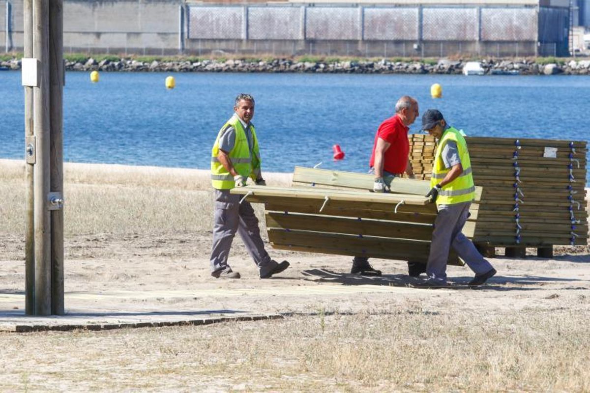 La playa Compostela luce bandera azul con las pasarelas de madera renovadas