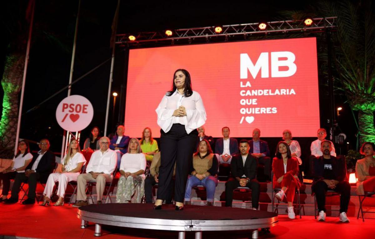 Mari Brito con el grupo que le acompaña en su candidatura. | | E.D.