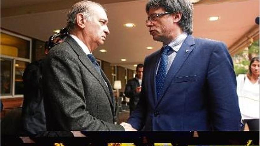 El president català, Carles Puigdemont, saludant al ministre d&#039;Interior en funcions, Jorge Fernández Díaz.