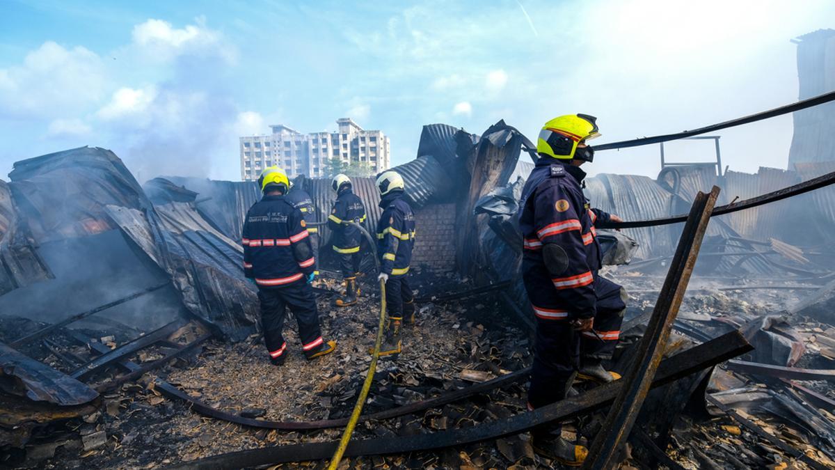 Bomberos, tras un incendio en Bombay.