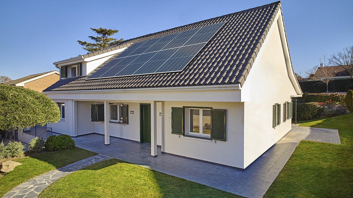 Paneles solares instalados en una vivienda unifamiliar.