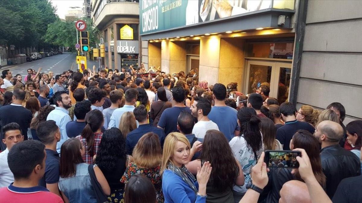 Grupos feministas bloquean la entrada del Teatre Borràs en protesta por la función de Jorge Cremades.