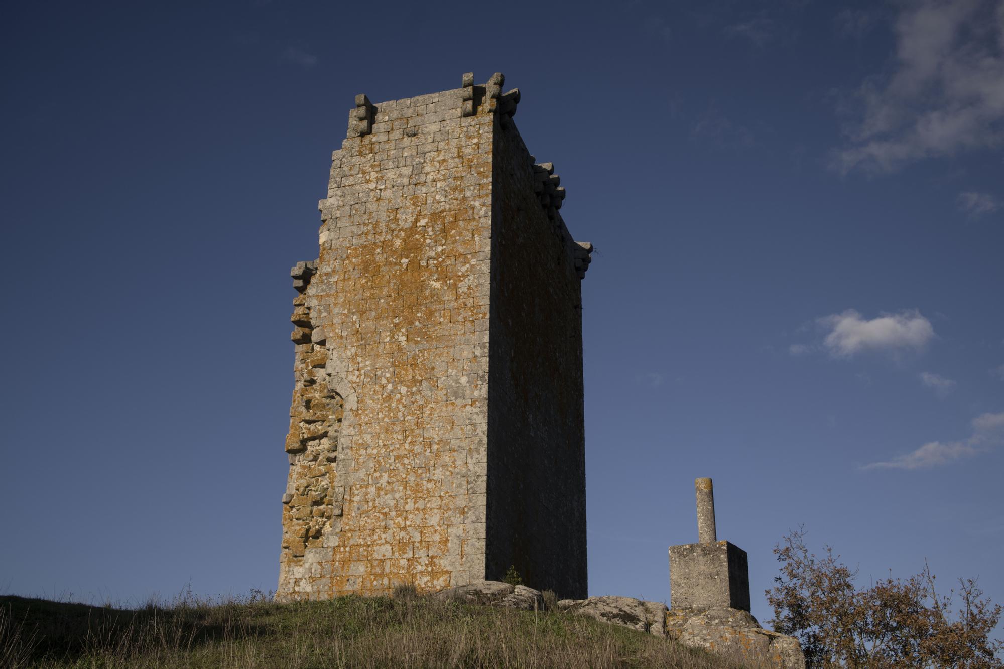 La Torre de Sandiás, en su entorno.