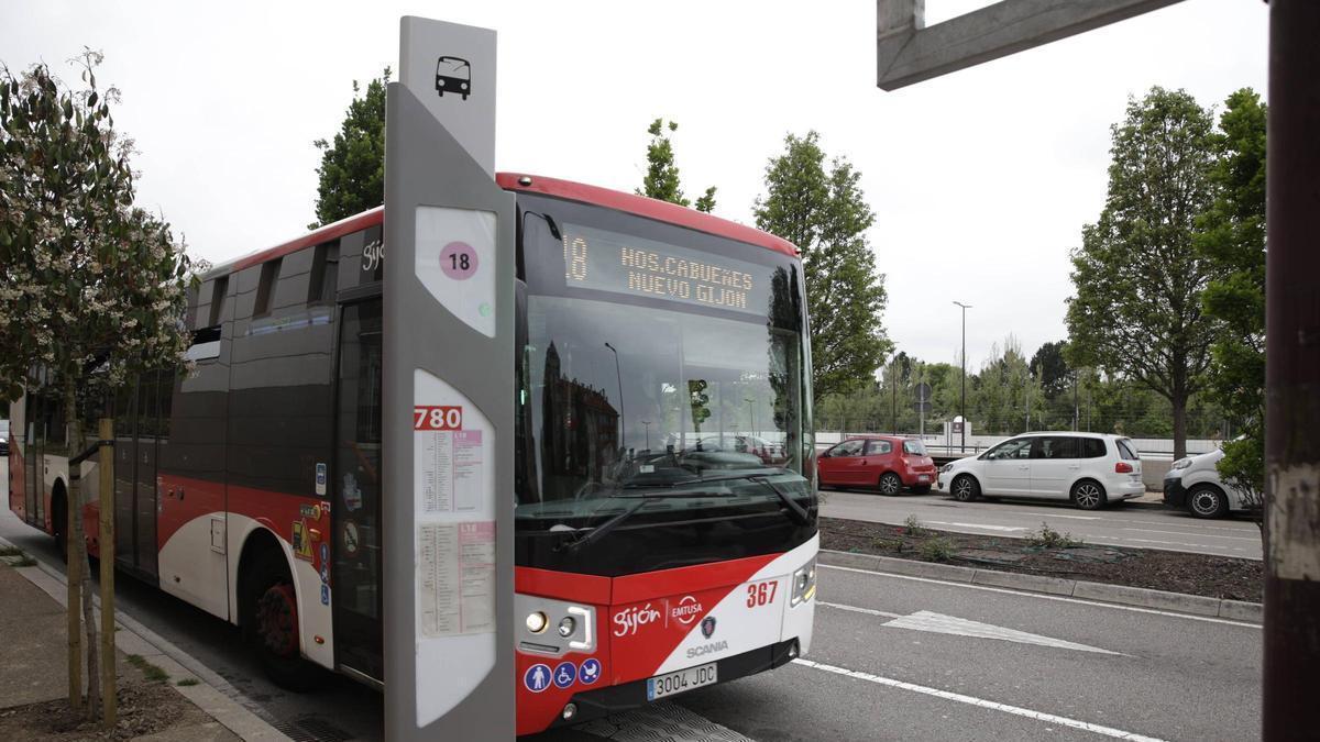 Un autobús de la línea 18 a su paso por la avenida de Portugal.