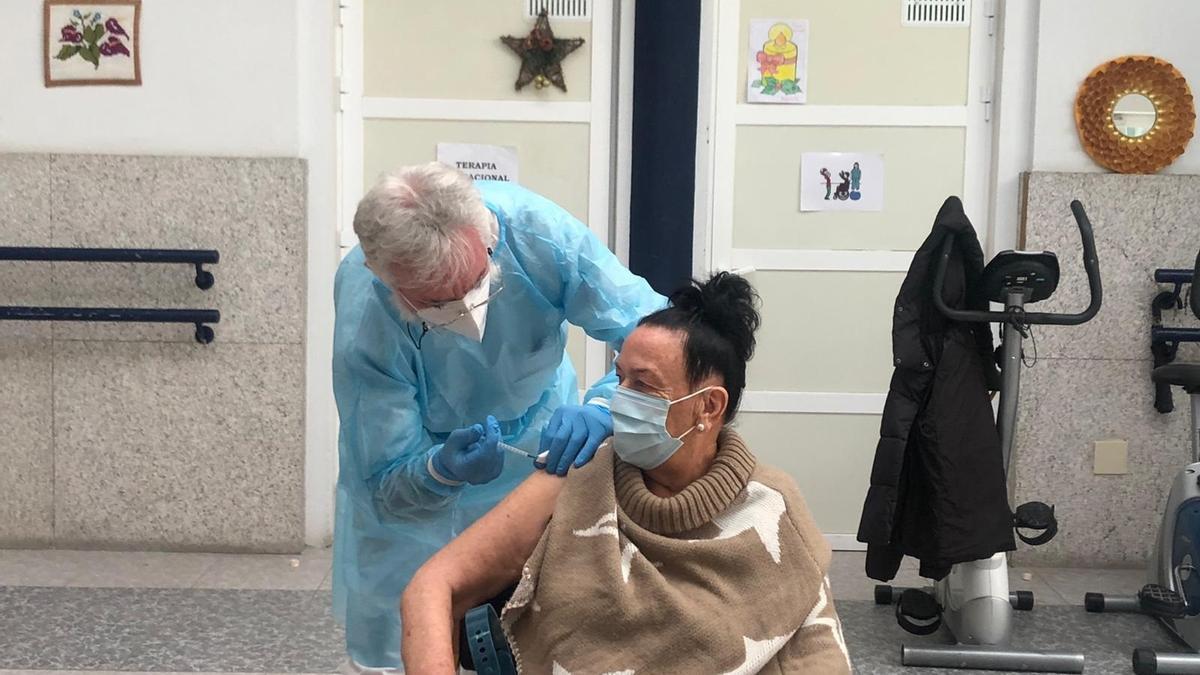 Carmen Fernández recibiendo la vacuna en Burela