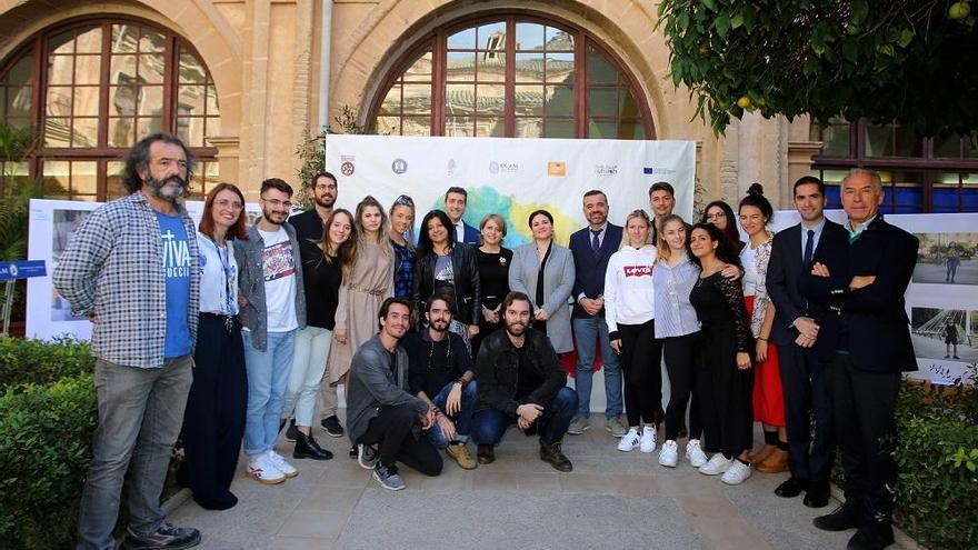 La vicerrectora de Investigación, Estrella Núñez, y la consejera de Educación, María Esperanza Moreno, junto a participantes del proyecto