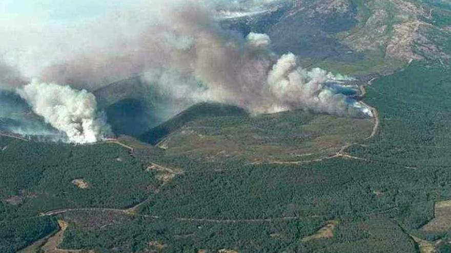 Varios focos del incendio activos, ayer.