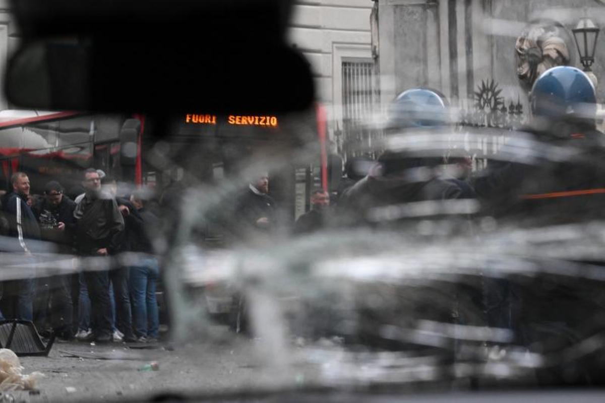 Las imágenes más impactantes de la brutal batalla campal en el centro de Nápoles