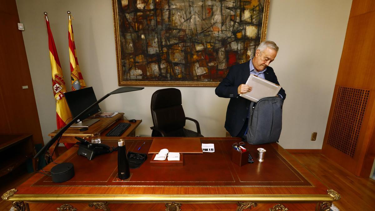 Javier Sada, presidente de las Cortes de Aragón en la pasada legislatura, abandona su despacho.