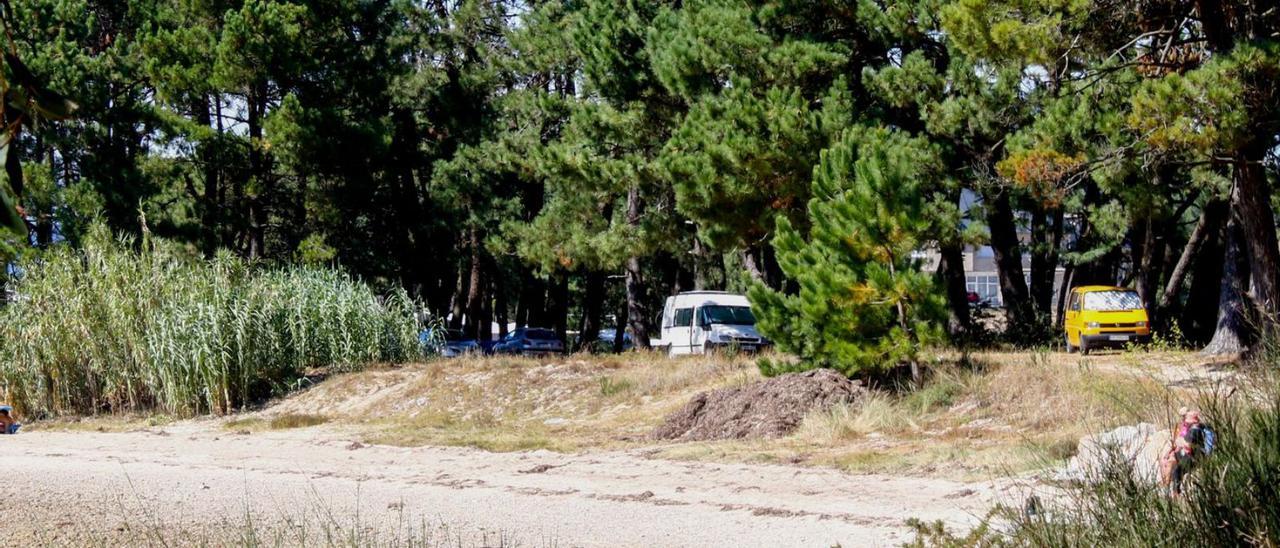 Autocaravanas estacionadas en las inmediaciones de la playa de O Castelete.