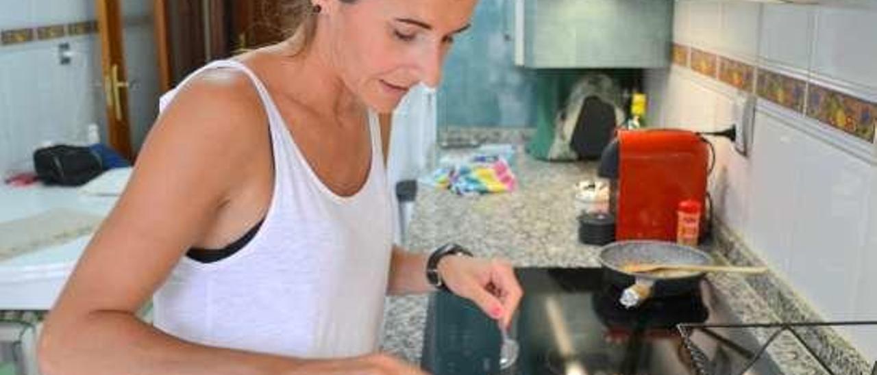 Noemí Braña comienza a preparar su postre en la cocina de su casa, en Gijón.