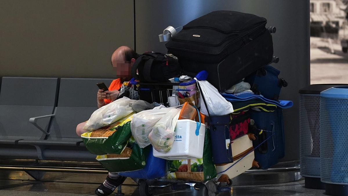 Una persona sintecho en el Aeropuerto de Málaga.