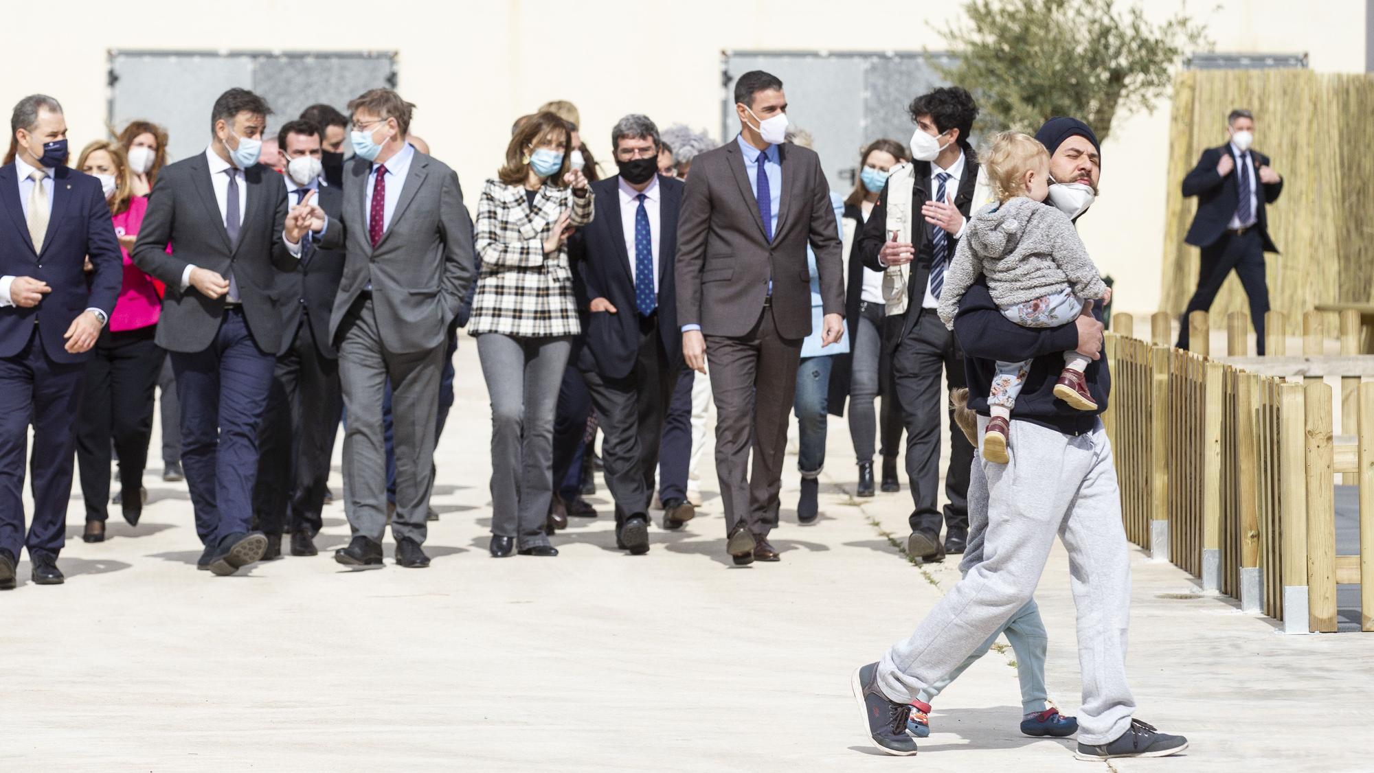 Visita del presidente del Gobierno, Pedro Sánchez, al centro de refugiados de Ciudad de la Luz