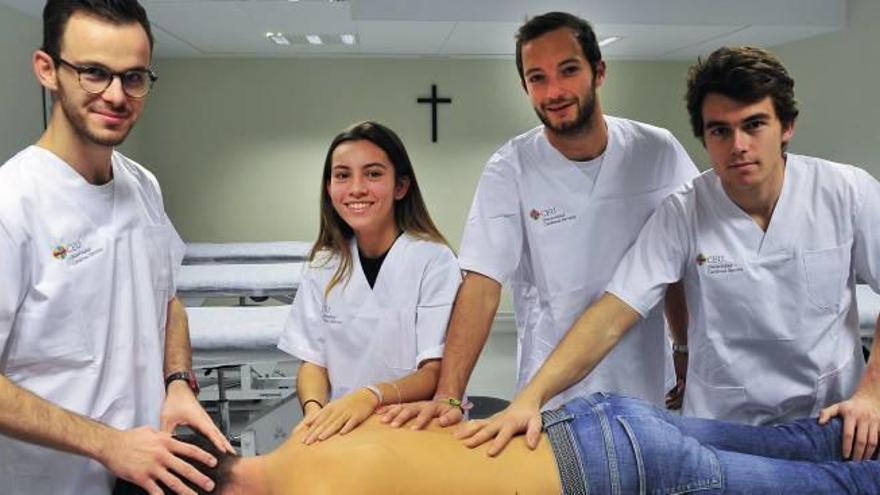 Cuatro de los trescientos jóvenes franceses que este curso 2019/20 estudian Fisioterapia en la Universidad CEU Cardenal Herrera de Elche, en una de las aulas del centro.