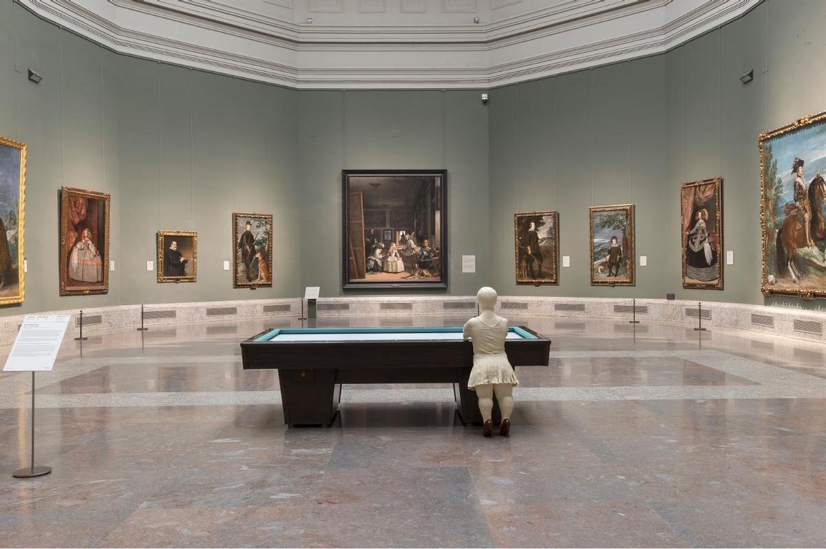 La obra 'Sara With Billiard Table', situada frente a 'Las Meninas' como parte de la exposición 'Juan Muñoz. Historias de Arte'.©Museo Nacional del Prado