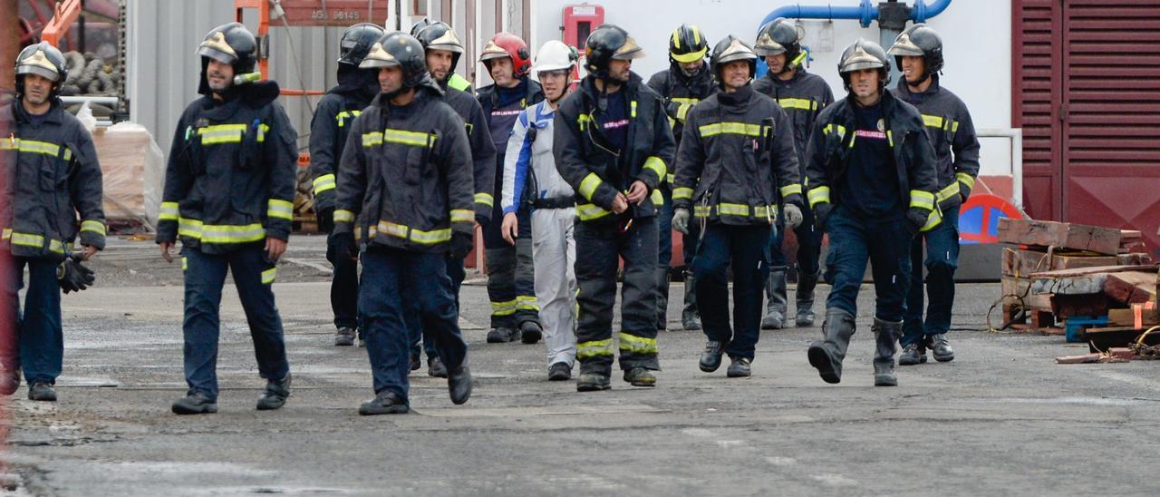 Bomberos en un simulacro de rescate en el Puerto