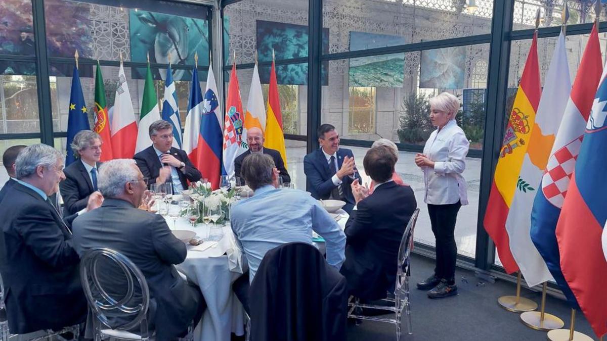 Los presidentes y jefes de Estado felicitan a la chef Susi Díaz tras disfrutar de la comida en Casa Mediterráneo.
