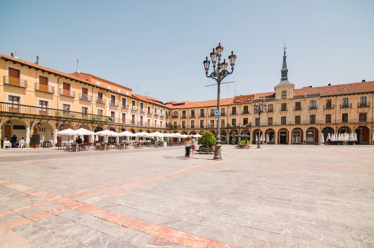 Plaza mayor en León, España.