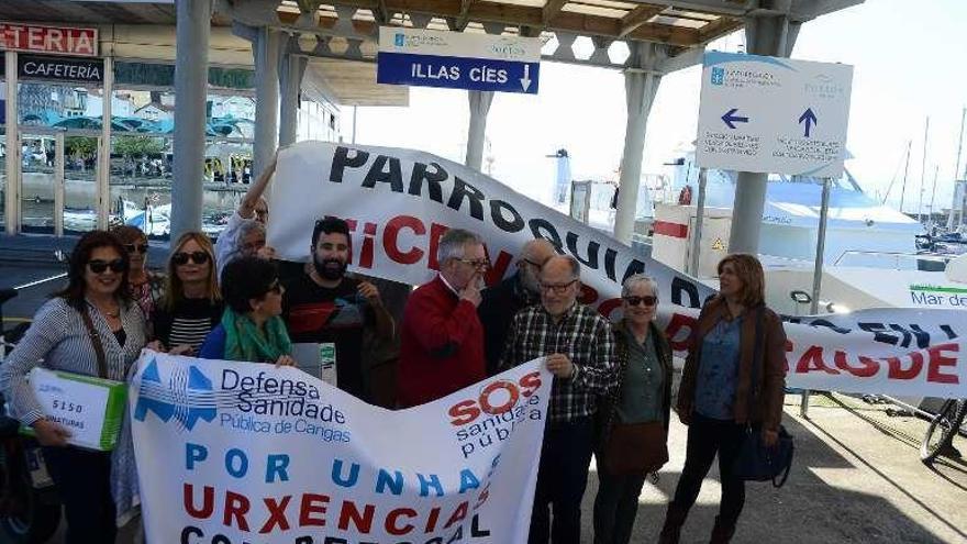 La delegación canguesa, antes de partir en barco hacia Vigo. // G. Núñez