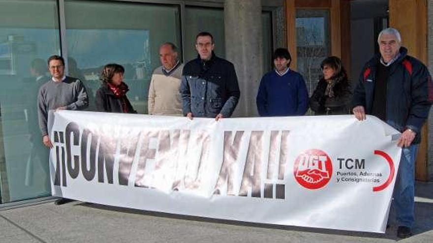 Los trabajadores se concentraron ante la Autoridad Portuaria. // G.S.