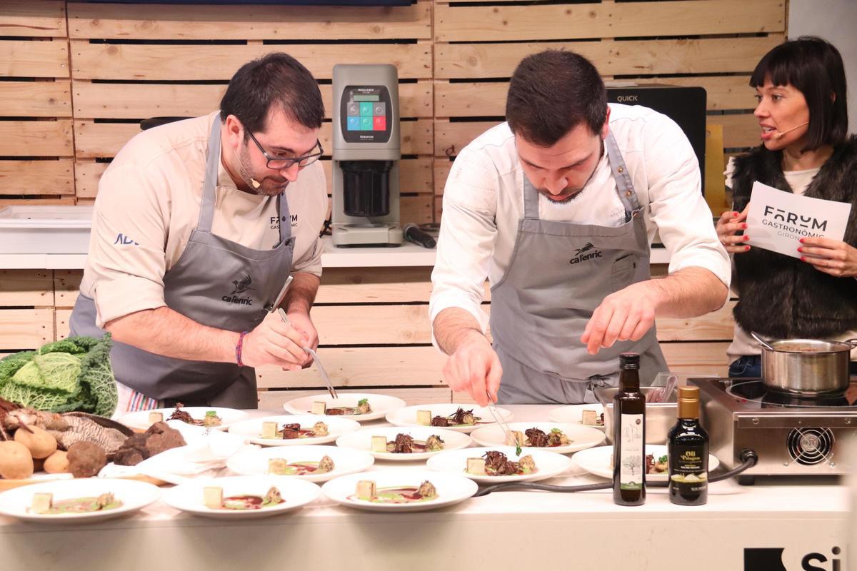 El cuiner de Ca l'Enric Jordi Juncà acaba un dels plats que ha preparat en el Fòrum Gastronòmic de Girona.
